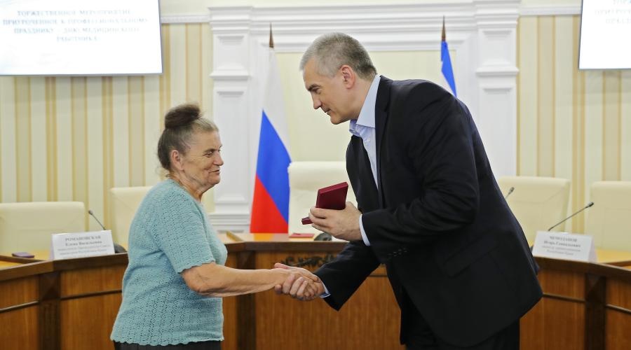 Аксёнов вручил награды крымским медикам