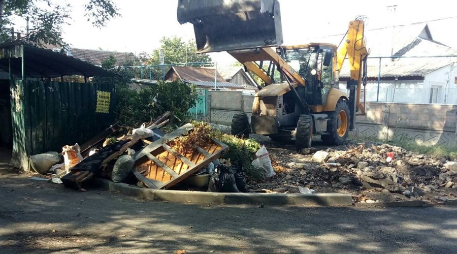 Почти 700 кубометров мусора вывезли со стихийных свалок Симферополя за неделю