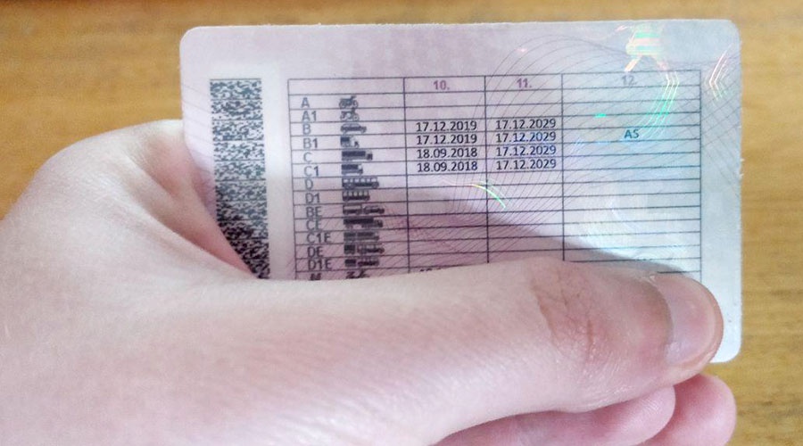 Количество выданных водительских удостоверений в России за год сократилось
