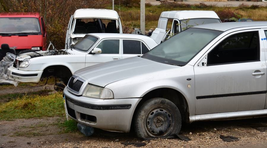 Два предпринимателя из Крыма и Украины в обход таможни ввозили и разбирали на запчасти авто под Симферополем