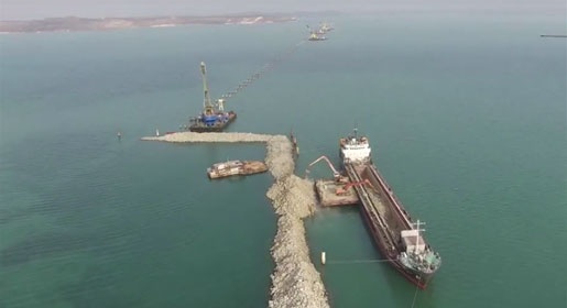 Керчанин снял с квадрокоптера строительство второго технологического моста в Керченском проливе (ВИДЕО)