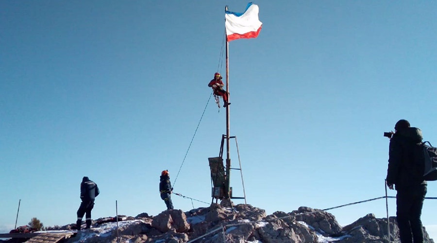 Флаг Республики Крым поднят на вершине Ай-Петри 