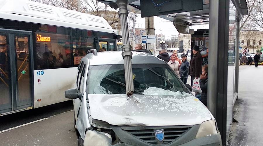 Легковой автомобиль снес автобусную остановку в центре Симферополя