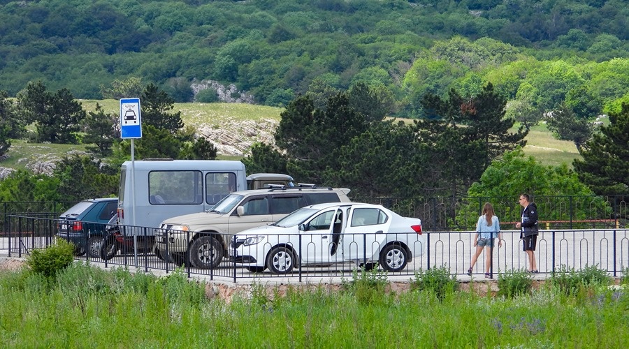 Неизвестные взимали с туристов по 300 рублей за парковку на плато Ай-Петри