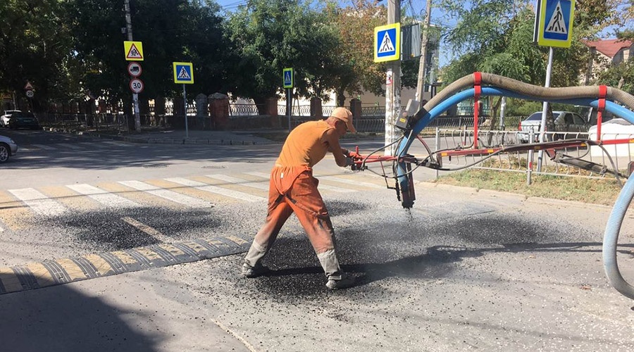 Рабочие «Города» залатали ямы на шести улицах Симферополя