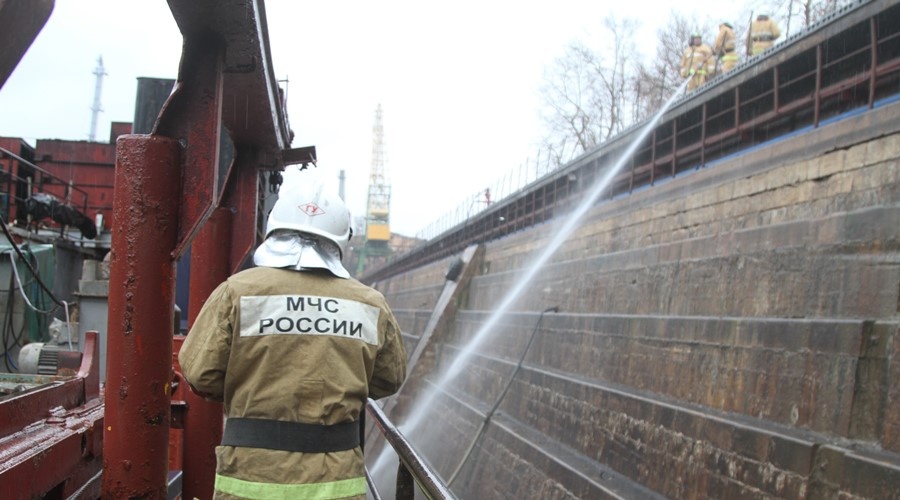 Опубликовано видео пожара на сухогрузе в Севастополе