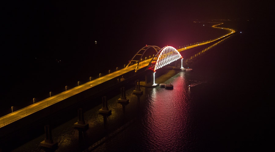 Строители тестируют подсветку железнодорожной части Крымского моста