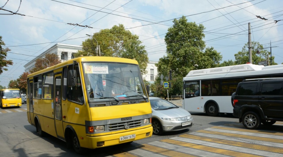 Власти Симферополя из-за недобросовестности перевозчика заменили автобусы маршрута №4 на муниципальные