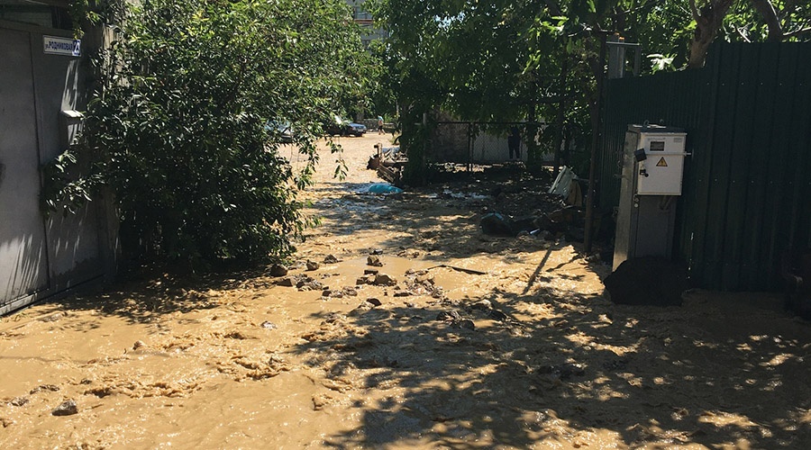 Потоп смыл дороги в курортном Кореизе, подтопил дома и дворы
