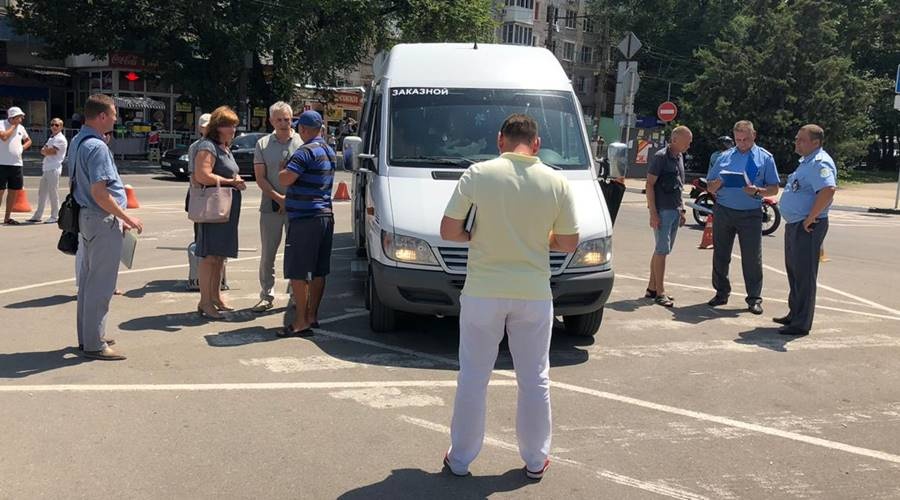 Минтранс выявил трех нелегальных перевозчиков на привокзальной площади Симферополя