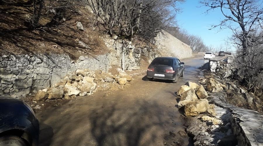 Разрушение дороги в районе оползня на Ай-Петри усилилось с приходом тепла 