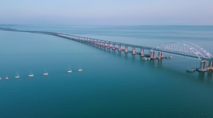 Парад яхт под арками Крымского моста сняли на видео с квадрокоптера