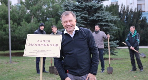 Перед зданием Совмина Крыма высадили аллею в честь экономистов