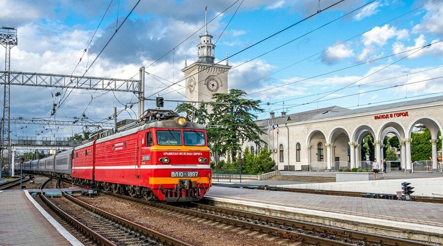 Более 2,3 млн пассажиров доставили в Крым и из Крыма поездами в курортный сезон