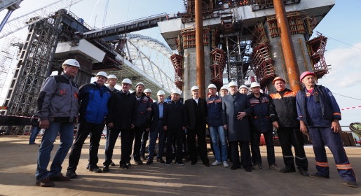 Лидеры фракций Госдумы лично посмотрели на установку арки Крымского моста