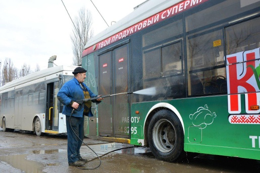 «Крымтроллейбус» назвал причину выхода на маршруты грязных троллейбусов