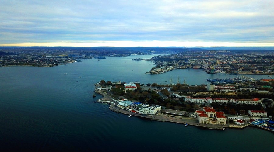 Паромное сообщение временно прекращено в Севастополе