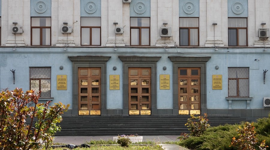 Аксёнов продлил в Крыму запрет на работу хостелов и проведение конференций