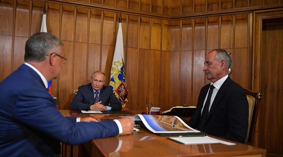Замгендиректора «ВАД» пообещал Путину запустить движение по «Тавриде» на три месяца раньше