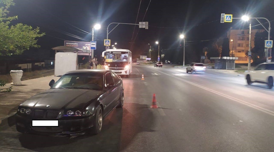 Водитель BMW сбил мать с дочкой на пешеходном переходе в Севастополе