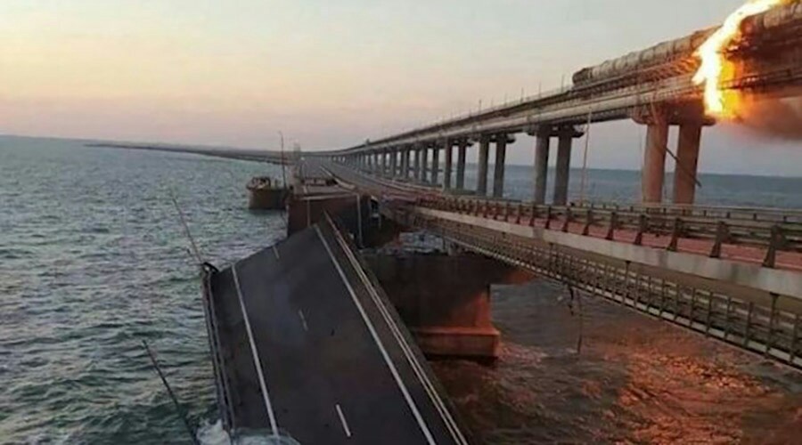 Власти готовятся запустить паром через Керченский пролив, движение по мосту прекращено