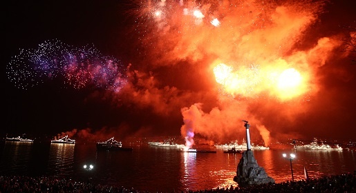 Праздничные мероприятия в честь дня Великой Победы завершились грандиозным салютом в Крыму
