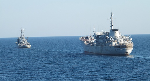 Два украинских военных корабля вошли в морскую экономическую зону России рядом с Крымом