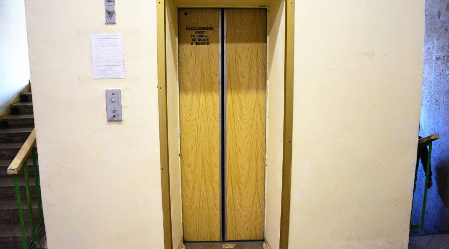 Более 20 лифтов заменят в керченских многоэтажках до конца года