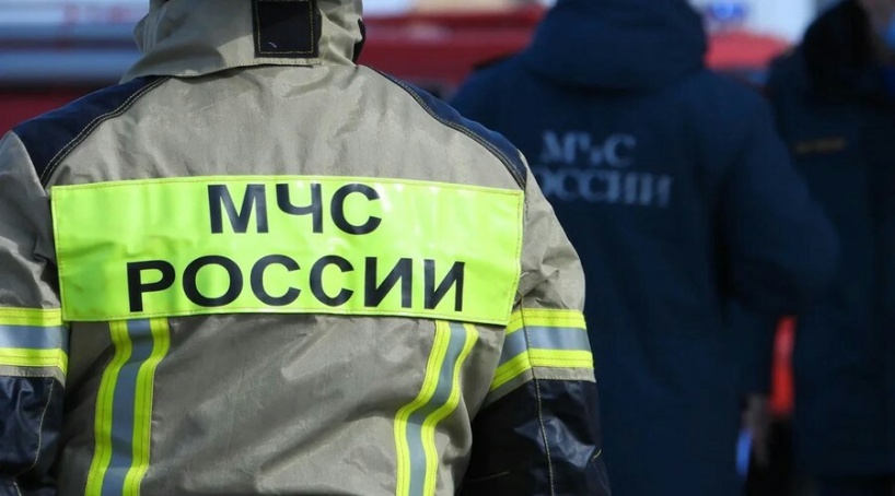 Многоквартирный жилой дом и кипарисы горят в Гурзуфе