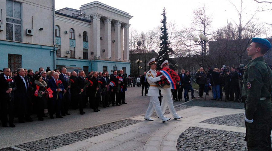Празднование пятилетия Крымской весны в Симферополе началось с возложения цветов к памятнику Народному ополчению всех времен