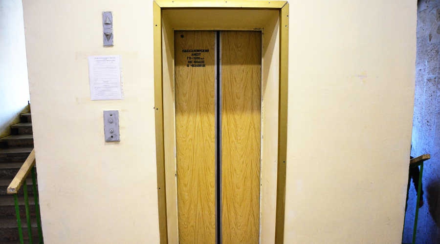 Более 20 лифтов заменят в Саках в течение двух лет – минЖКХ