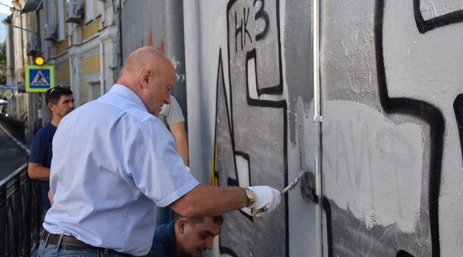 Глава администрации Ялты стал участником акции «Закрась граффити»