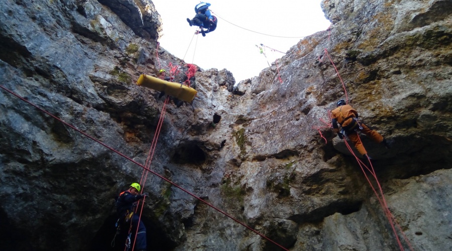 Крымские спасатели отработали навыки эвакуации пострадавших из пещер