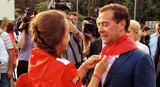 Дети-участники юбилейной смены посвятили Медведева в почетные артековцы (ФОТО)