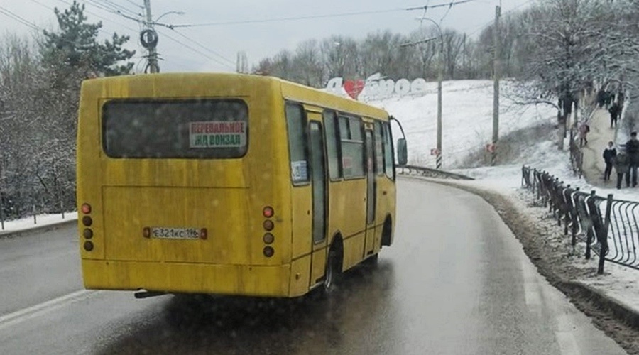 Власти Симферопольского района накажут водителя, высадившего на мороз ребенка-льготника