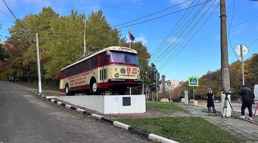 Памятник троллейбусу вернули на Ангарский перевал после реставрации