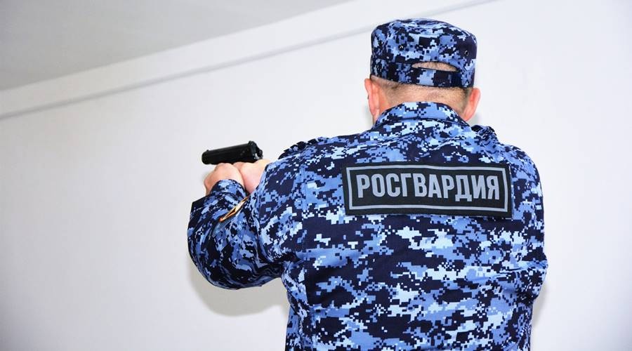 Бойцы Росгвардии задержали на севастопольском предприятии мужчину с крупной партией наркотиков 