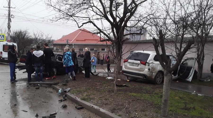 Трое детей пострадали при столкновении легковушек в Симферополе