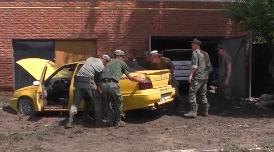 Минобороны показало видео помощи военных жителям Крыма после потопа
