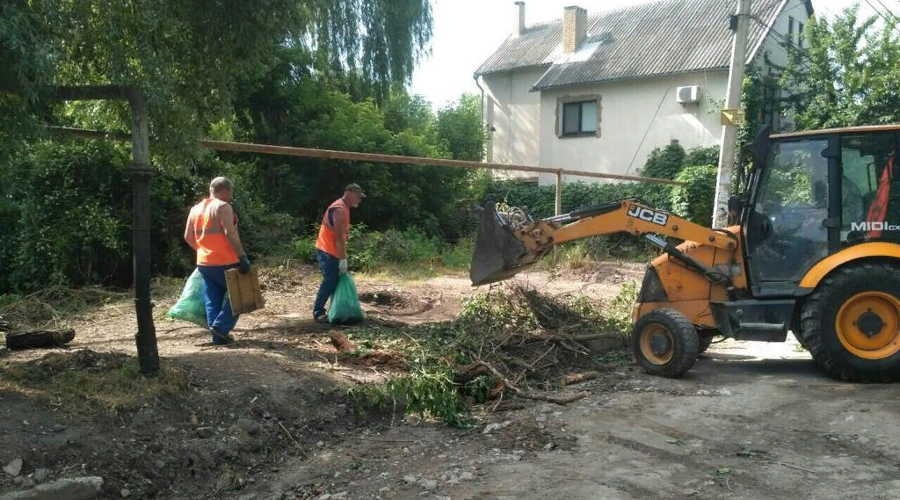 Симферопольские коммунальщики ликвидировали поросль в прибрежной зоне реки Славянка