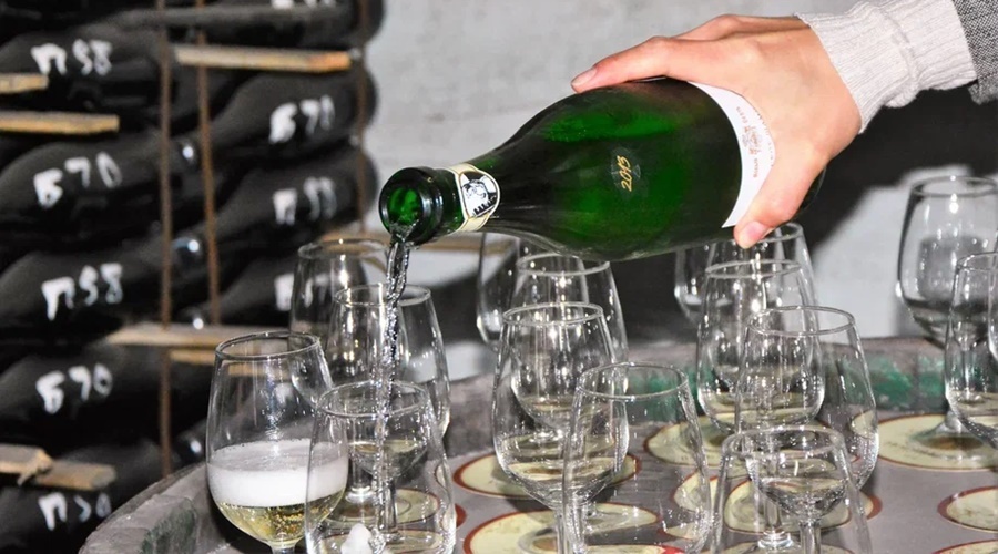 Минимальную цену на шампанское предложили увеличить на 18% в следующем году