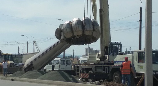 Металлическую стелу с западного въезда в Симферополь вернут на место после строительства дороги