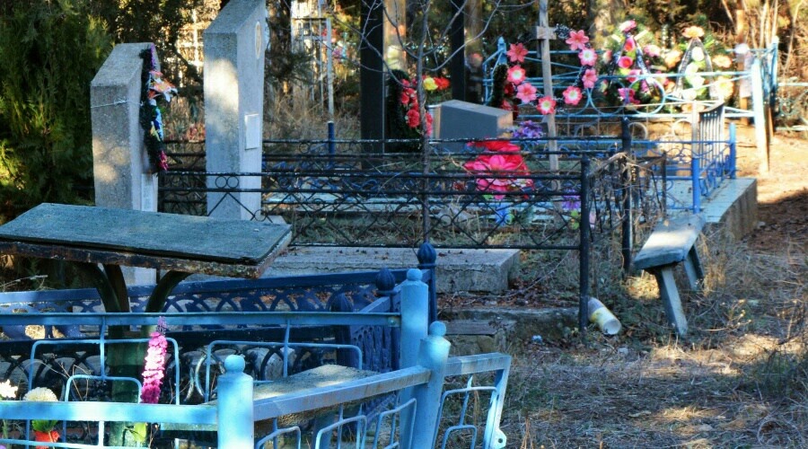 Два крымчанина воровали ограды с кладбища в Красногвардейском районе