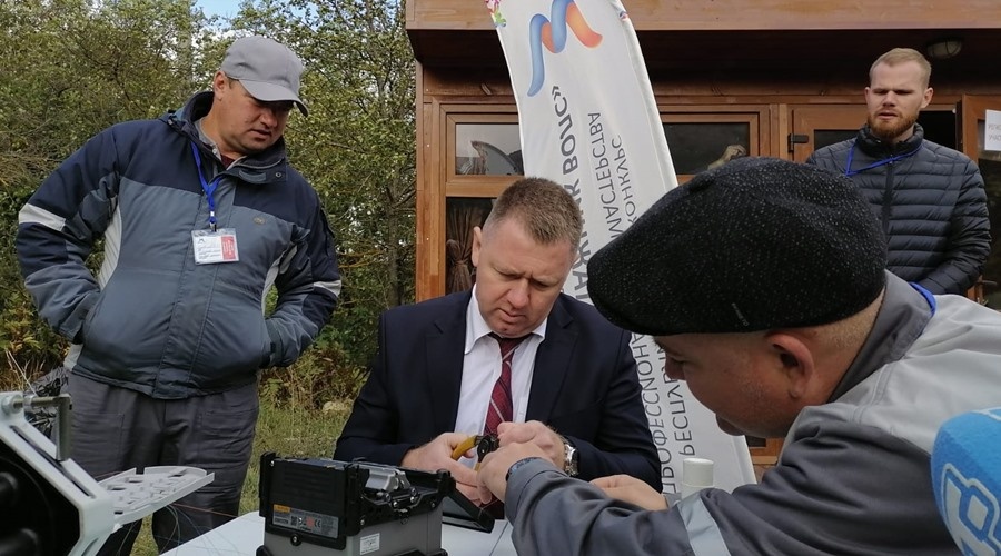 Министр внутренней политики Крыма научился варить волоконно-оптические линии