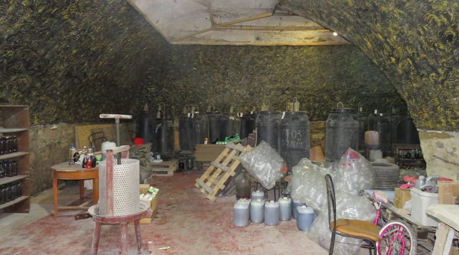 Правоохранители ликвидировали подпольный цех по производству алкоголя в Судаке