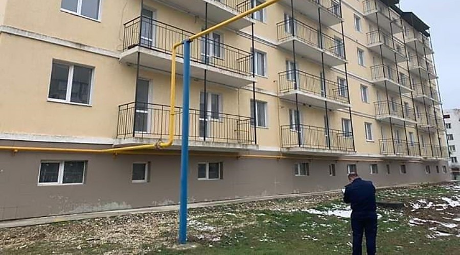 Керченский чиновник предстанет перед судом за покупку непригодных квартир для детей-сирот
