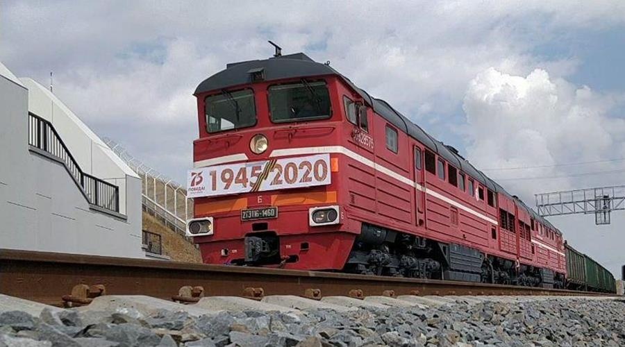 Первая в истории пара грузовых поездов прошла по Крымскому мосту