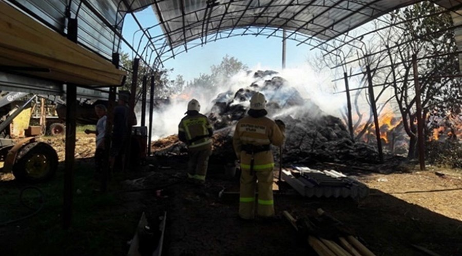 Пожарные более четырех часов тушили тысячу тюков соломы в Раздольненском районе
