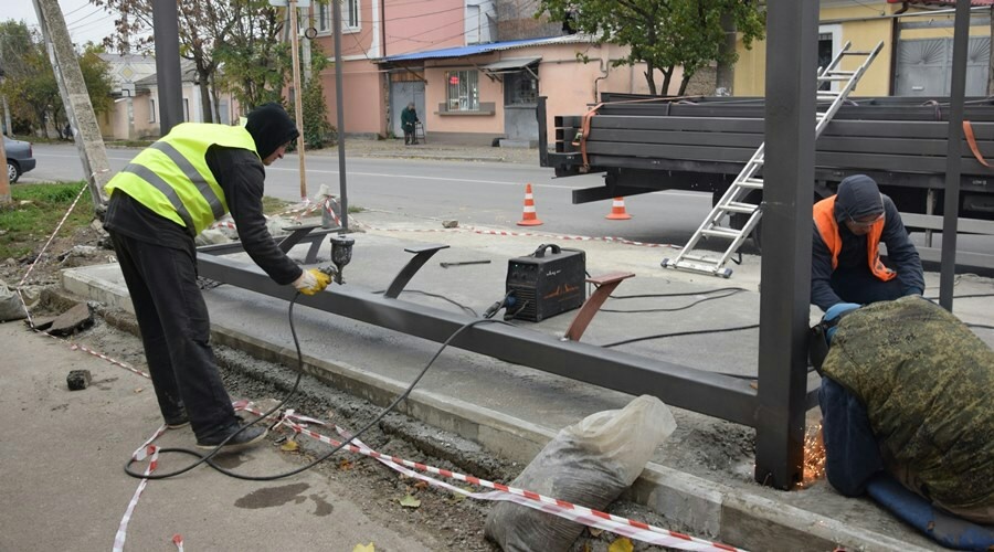Рабочие приступили к окраске и остеклению новых остановочных павильонов в Симферополе