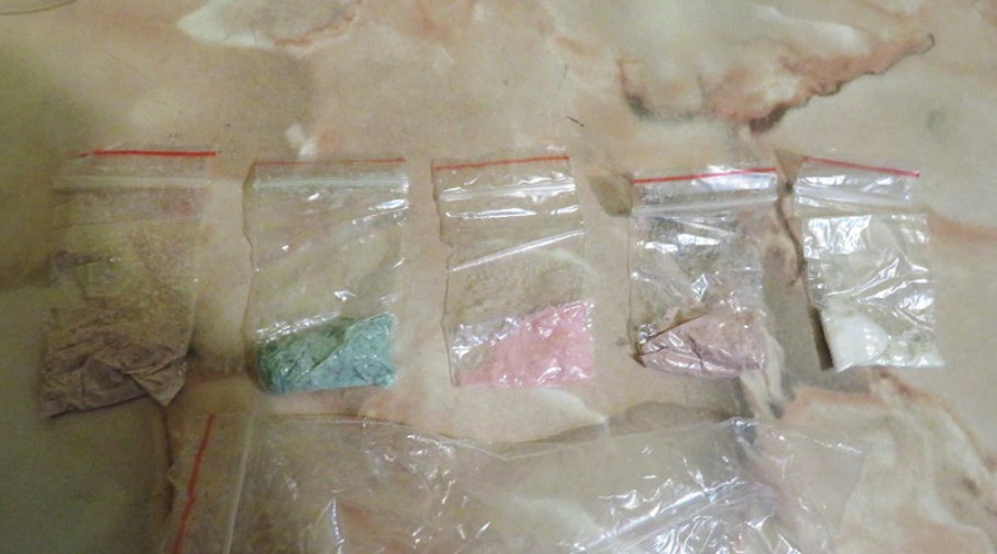 Полицейские задержали жительницу Сакского района при закладке тайников с наркотиками